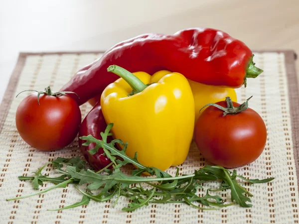 Czerwony soczyste pomidory, liście rukoli i słodka papryka — Zdjęcie stockowe