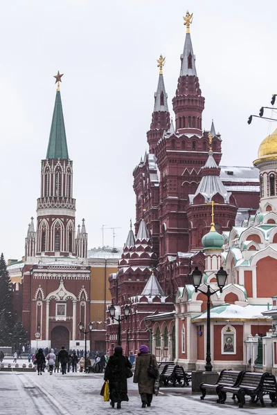 Moscow, Russia, on February 15, 2015. A view of Nikolskaya Street during a blizzard. Nikolskaya Street - one of the oldest streets of Moscow — Stock Photo, Image