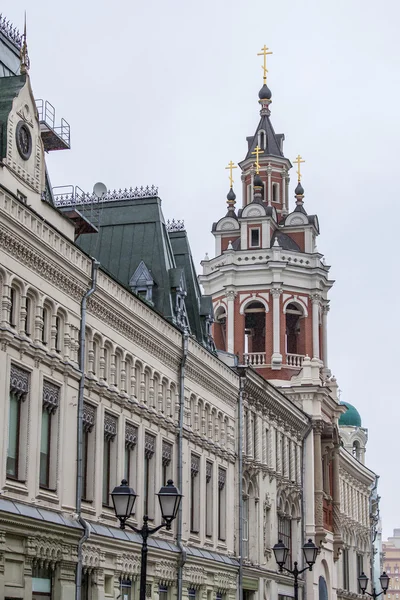 Moskova, Rusya, 15 Şubat 2015 tarihinde. Nikolskaya sokak görünümü bir kar fırtınası sırasında. Nikolskaya Street - Moskova'nın en eski caddelerinden biri — Stok fotoğraf