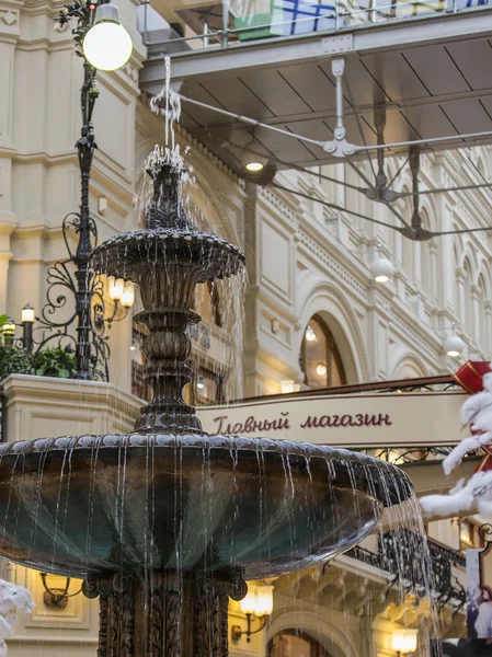 Moskau, russland, am 15. februar 2015. gum historic shop, eines der bekanntesten einkaufszentren. Innenraum eines Parketts — Stockfoto