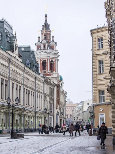 Moskwa, Rosja, na 15 lutego 2015. Widok Nikolskaya Street podczas zamieci. Nikolskaya Street - jednej z najstarszych ulic w Moskwie — Zdjęcie stockowe