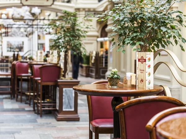 Mosca, Russia, il 15 febbraio 2015. Uno di caffè numerosi in un piano commerciale del negozio storico di GUM — Foto Stock