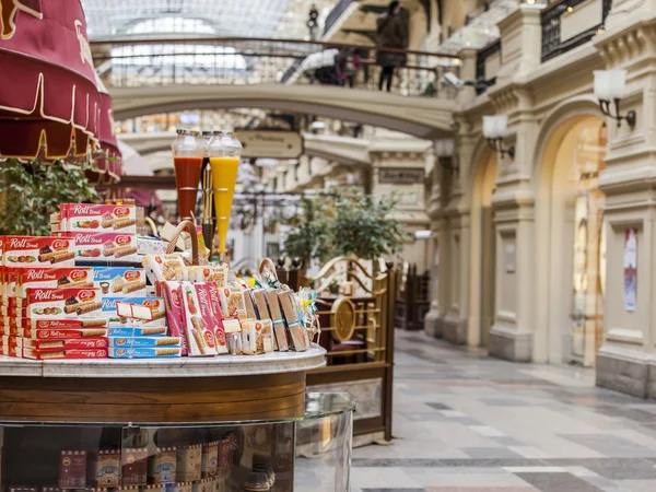 Moscú, Rusia, 15 de febrero de 2015. GUM tienda histórica, uno de los centros comerciales más conocidos. Interior de un piso comercial. Un mostrador con pasteles y dulces —  Fotos de Stock