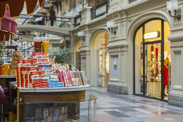 Moscou, Rússia, em 15 de fevereiro de 2015. GUM loja histórica, um dos centros comerciais mais conhecidos. Interior de uma plataforma comercial. Um balcão com doces e doces — Fotografia de Stock