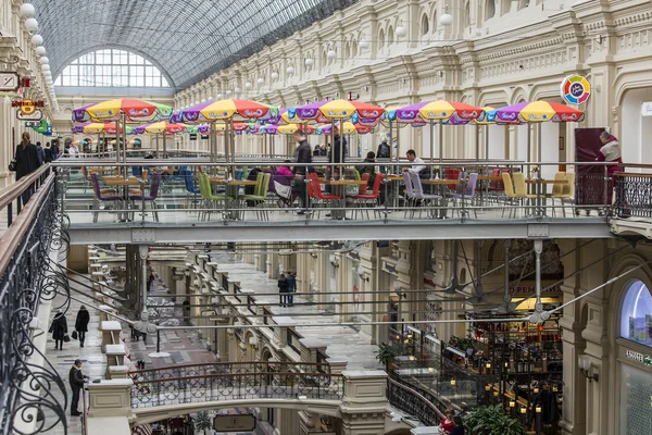 Moscou, Rússia, em 15 de fevereiro de 2015. Um de vários cafés em uma plataforma comercial da loja histórica de GUM — Fotografia de Stock