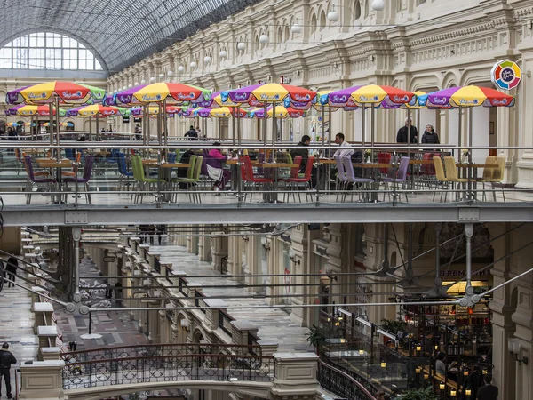 Moscow, Russia, on February 15, 2015. One of numerous cafes in a trading floor of the GUM historical shop — Stock Photo, Image