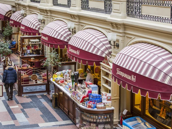 Moscú, Rusia, 15 de febrero de 2015. GUM tienda histórica, uno de los centros comerciales más conocidos. Interior de un piso comercial —  Fotos de Stock