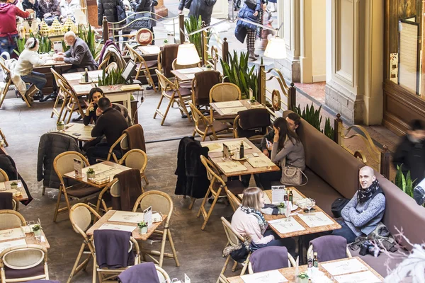 Moscou, Russie, le 15 février 2015. L'un des nombreux cafés dans un étage commercial de la boutique historique GUM — Photo