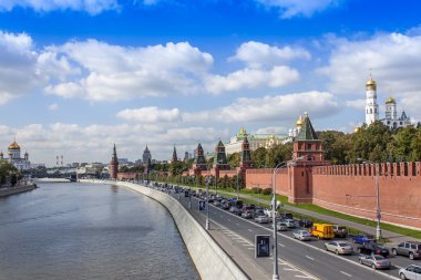 Moskova, Rusya, 10 Eylül 2010 tarihinde. Kremlin ve Karbysheva setin görünümü.