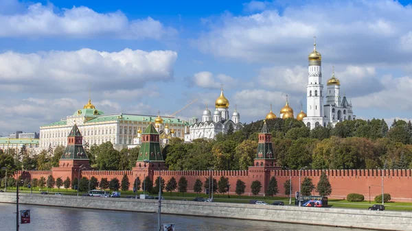 Moscow, Russia, on September 10, 2010. View of the Kremlin and Kremlevskaya Embankment. — Stock Photo, Image