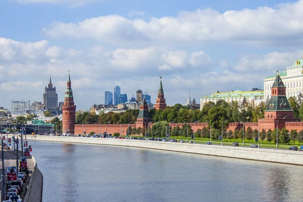 Moscow, Russia, on September 10, 2010. View of the Kremlin and Kremlevskaya Embankment. — Stock Photo, Image