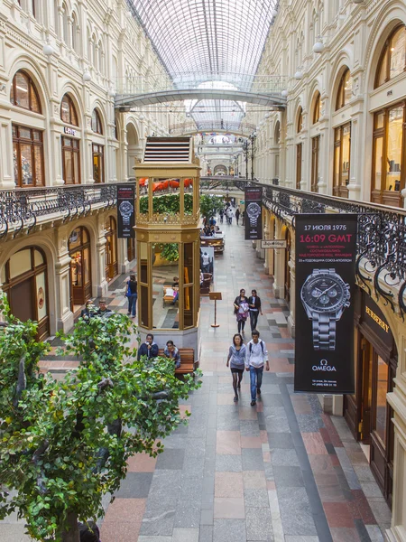 Moskou, Rusland, op 2 juli 2010. Een interieur van een handel vloer van gom winkel op het Rode plein — Stockfoto