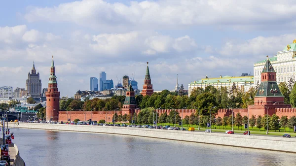 Moscow, Russia, on September 10, 2010. View of the Kremlin and Kremlevskaya Embankment. — Stock Photo, Image