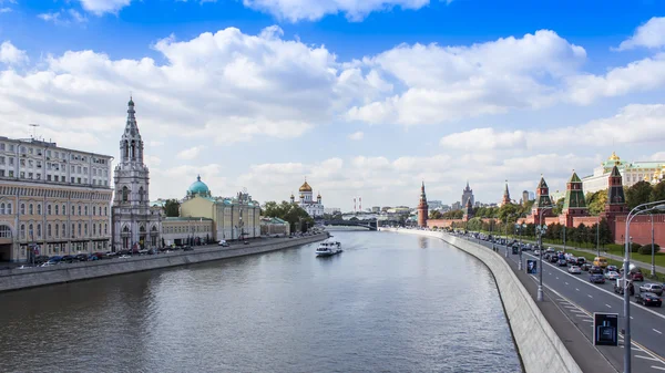 Moscou, Rússia, em 10 de setembro de 2010. Vista do Kremlin e do Kremlevskaya Embankment . — Fotografia de Stock