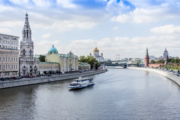 Mosca, Russia, il 10 settembre 2010. L'argine del fiume Mosca — Foto Stock