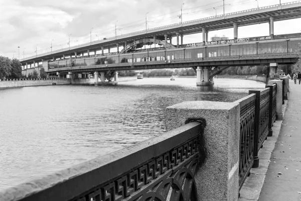 Moscú, Rusia, el 10 de septiembre de 2010. Terraplén del río Moscú. Puente del metro . — Foto de Stock