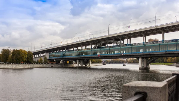 Moscou, Rússia, em 10 de setembro de 2010. Embarque no rio Moscovo. Ponte do metro . — Fotografia de Stock