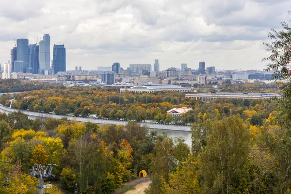 Moskwa, Rosja, 3 października 2010 roku. Worobiowy Gory. Widok na miasto z tarasu widokowego. — Zdjęcie stockowe