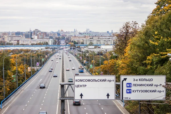 Moskva, Rusko, 10 října 2010. Městské krajiny. Pohled na Komsomolsky Avenue — Stock fotografie