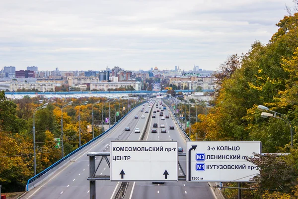 Moscú, Rusia, 10 de octubre de 2010. Paisaje urbano. Vista de la avenida Komsomolsky — Foto de Stock