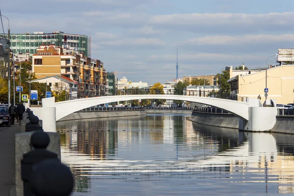 Moskau, russland, am 4. oktober 2010. der damm des flusses moskau und seine reflexion im wasser — Stockfoto