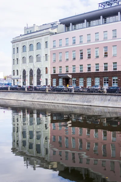 Moskau, russland, am 4. oktober 2010. der damm des flusses moskau und seine reflexion im wasser — Stockfoto