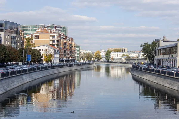 Moscú, Rusia, el 4 de octubre de 2010. El terraplén del río Moscú y su reflejo en el agua — Foto de Stock