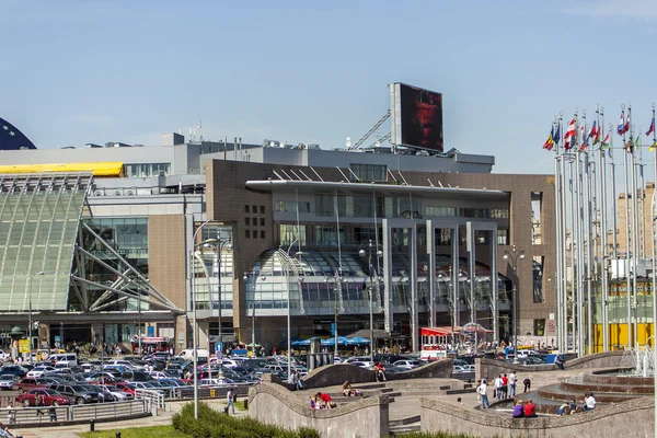 Moscow, Russia, on June 23, 2010. View of the square of Europe and shopping center "Evropeysky" in the sunny summer day — Stock Photo, Image