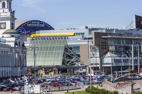 Moskva, Ryssland, den 23 juni, 2010. Utsikt över torget i Europa och köpcentrum "Evropeysky" i den soliga sommardag — Stockfoto