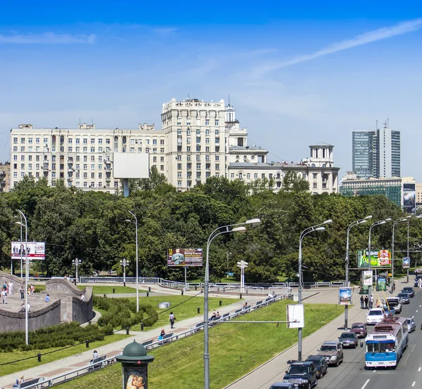 Mosca, Russia, il 23 giugno 2010. Tipica vista urbana nel pomeriggio estivo — Foto Stock