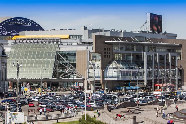 Moskau, russland, am 23. juni 2010. blick auf den platz von europa und einkaufszentrum "evropeysky" im sonnigen sommertag — Stockfoto