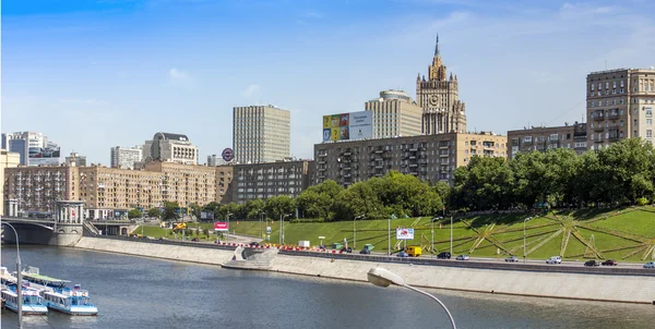 Moskau, russland, am 23. juni 2010. typische stadtansicht am sommernachmittag — Stockfoto