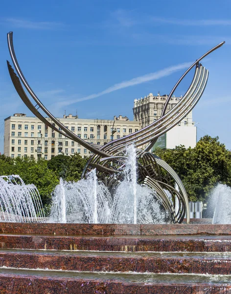 Moscú, Rusia, el 23 de junio de 2010. La fuente con una escultura abstracta de Olivier Strebel "Robo de Europa" en la plaza de Europa —  Fotos de Stock