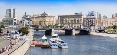 Haziran 23, 2010, Moskova, Rusya. Yaz öğleden sonra tipik kent görünümünde. Nehir setin Moskova