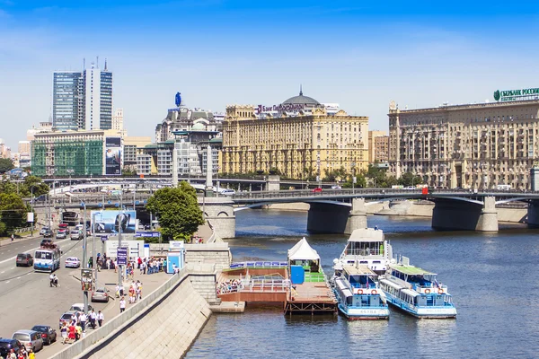 Moscou, Rússia, em 23 de junho de 2010. Vista urbana típica na tarde de verão — Fotografia de Stock