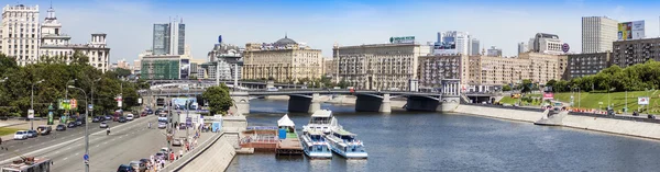 Moskau, russland, am 23. juni 2010. typische stadtansicht am sommernachmittag. Flussufer moskau — Stockfoto