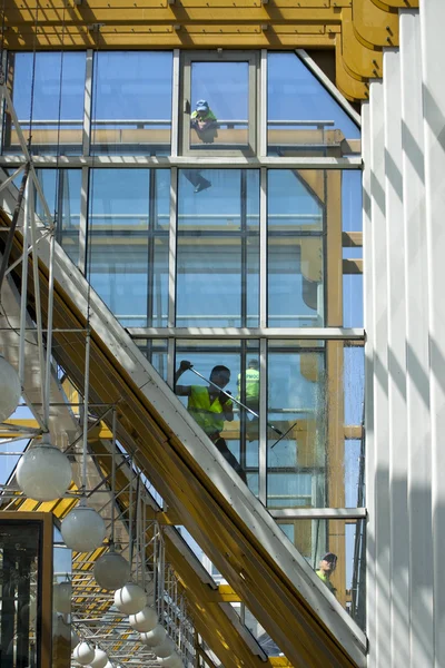 Moscow, Russia, on June 23, 2010. Workers wash a glass wall of Bogdan Khmelnytsky Bridge — Stock Photo, Image