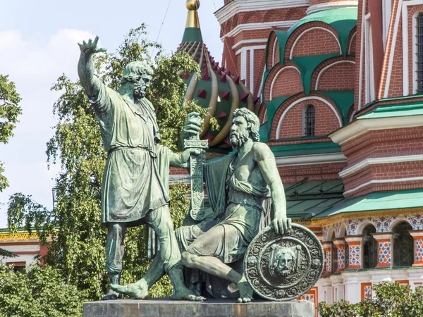 Mosca, Russia, il 2 luglio 2010. un monumento agli eroi nazionali Minin e Pozharsky sulla Piazza Rossa — Foto Stock