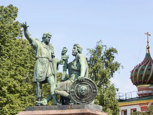 Moscú, Rusia, el 2 de julio de 2010. un monumento a los héroes nacionales Minin y Pozharsky en la Plaza Roja — Foto de Stock