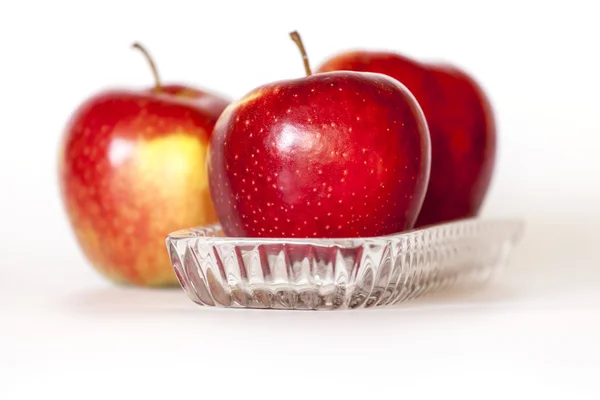 Tre mogna röda äpplen — Stockfoto