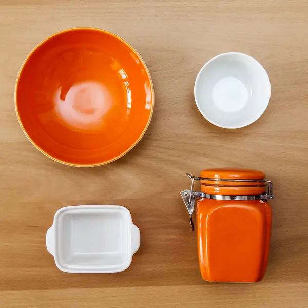 Multi-barevné keramické kuchyňské nádobí, pohled shora — Stock fotografie
