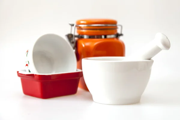 Многоцветные керамические кухонные принадлежности — стоковое фото