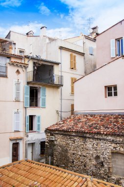 Antibes, Fransa, 15 Ekim 2012 tarihinde. Fransız Rivierası tipik bir kent görünümünde. Antibes - Fransız Rivierası'nın en bilinen merkezlerinden biri olan