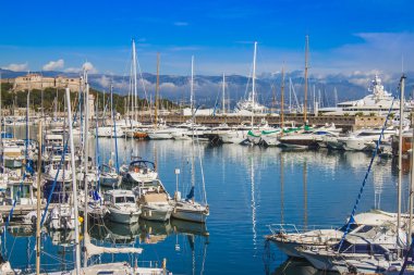 Antibes, Fransa. Yat şehir limanda bir görünüm