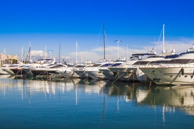 Antibes, Fransa. Yat şehir limanda bir görünüm