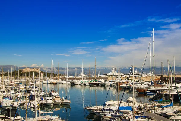 Antibes, Francie. Pohled na jachty v přístavu města — Stock fotografie