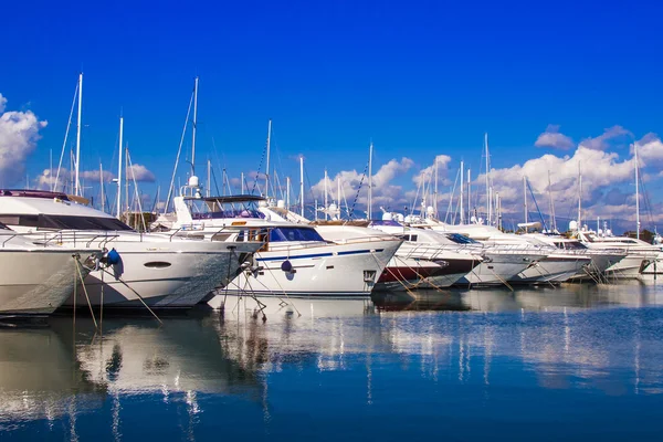 Antibes, Francja. Zobacz jachty w porcie miasta — Zdjęcie stockowe