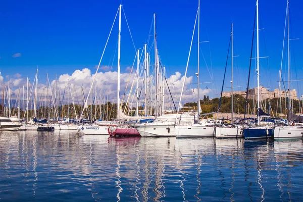 Antibes, Frankrike. Utsikt över båtarna i stadens hamn — Stockfoto