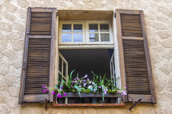 Antibe, Fransa, 15 Ekim 2012 tarihinde. Provencal tarzı tipik mimari detaylar. Antibe - Fransız Rivierası'nın en bilinen merkezlerinden biri olan — Stok fotoğraf