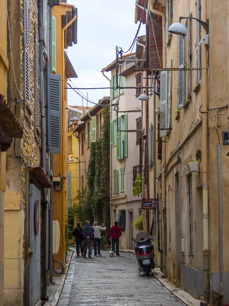 Antibs, Francia, el 15 de octubre de 2012. Una vista urbana típica en la riviera francesa de Francia. Antibs - uno de los balnearios más conocidos de la Riviera francesa — Foto de Stock